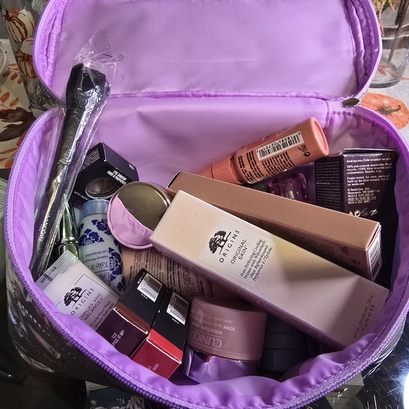 Estee Lauder 7lb large mystery makeup bag - Picture 7 of 7